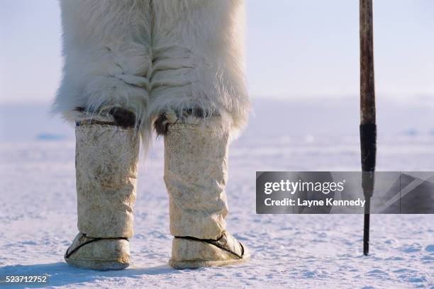 inuit hunter wearing seal skin boots - eskimo hunter stockfoto's en -beelden