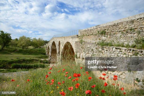 roman pont julien bonnieux luberon - romeinse brug stockfoto's en -beelden