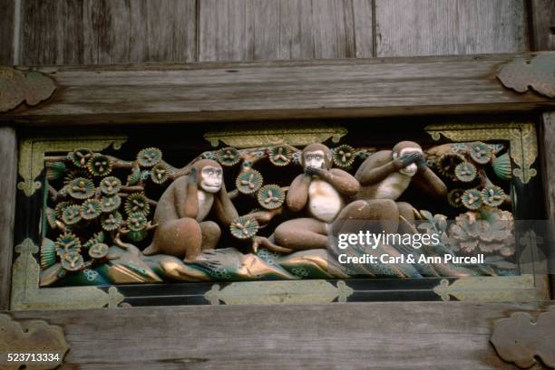 three wise monkeys sculpture at toshugu shrine - 3 wise monkeys stock-fotos und bilder