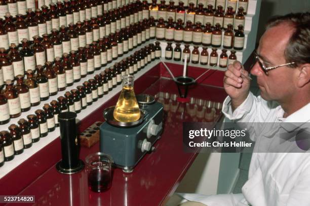 perfumer at work - parfumeur photos et images de collection