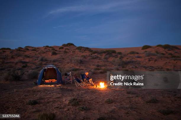 camping, sturts stony desert - bush stockfoto's en -beelden