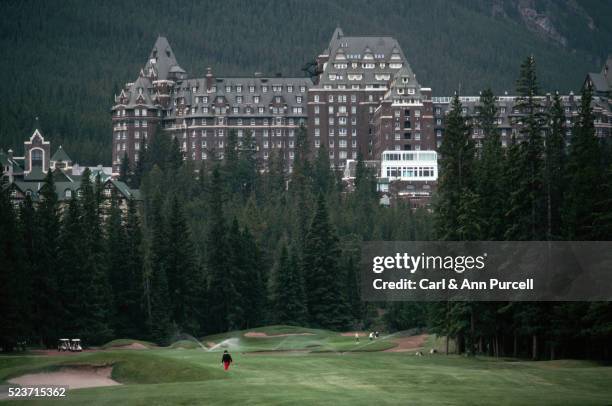 banff springs hotel and golf course - banff springs golf course stock pictures, royalty-free photos & images