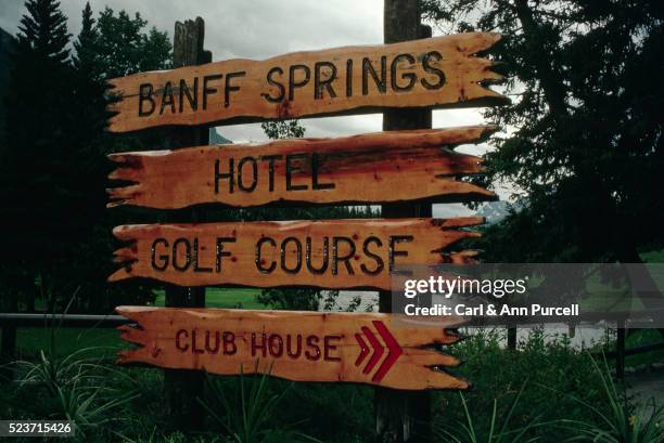 sign to banff springs hotel and golf course - banff springs golf course - fotografias e filmes do acervo