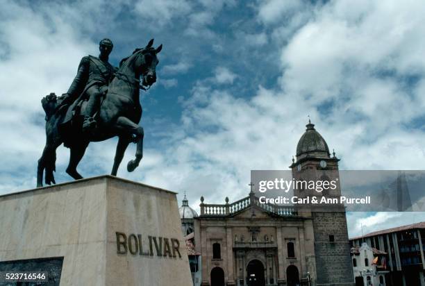 bolivar statue in plaza - simão bolívar imagens e fotografias de stock