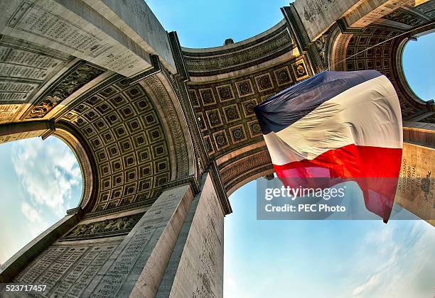arc de triomphe - buurt rond de champs élysées stockfoto's en -beelden