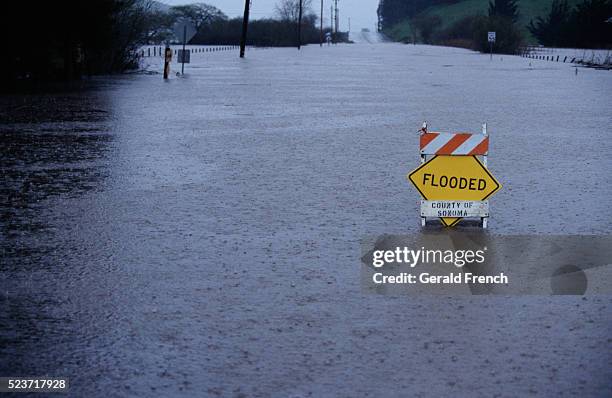 flooded road in sonoma county - overstroming stockfoto's en -beelden