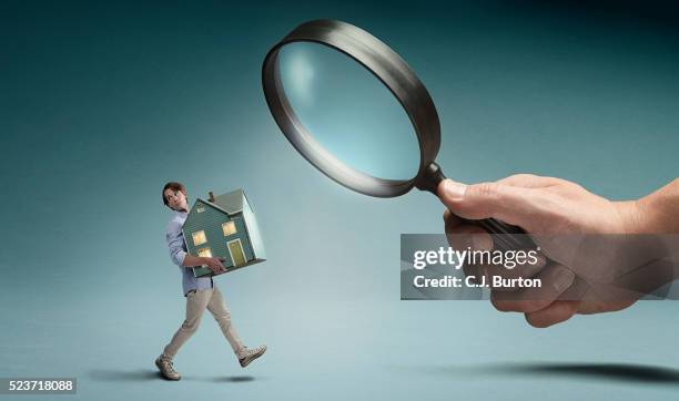 magnifying glass - vergrootglas stockfoto's en -beelden