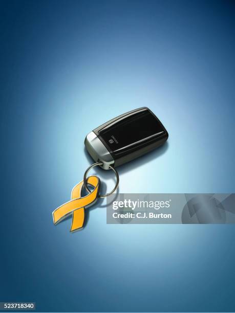 wireless key on keychain attached to yellow ribbon - trousseau de clés photos et images de collection