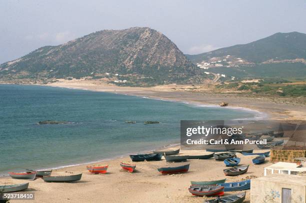 small boats on the beach - tangeri foto e immagini stock