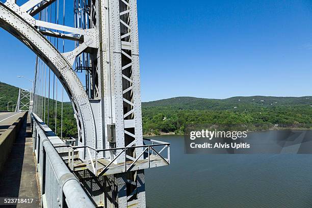 bear mountain bridge over hudson river in ny - bear mountain bridge fotografías e imágenes de stock