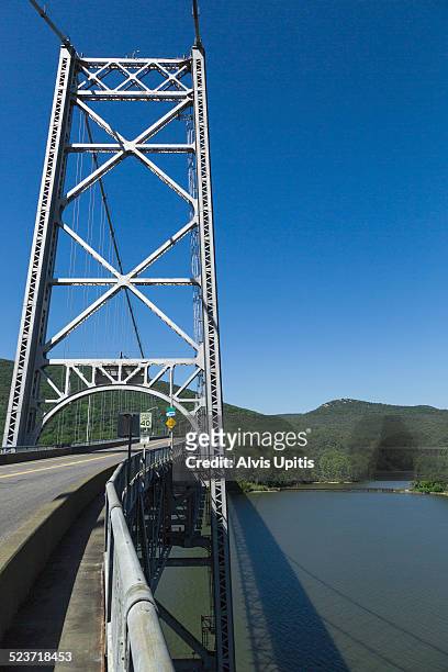 bear mountain bridge over hudson river in ny - bear mountain bridge fotografías e imágenes de stock
