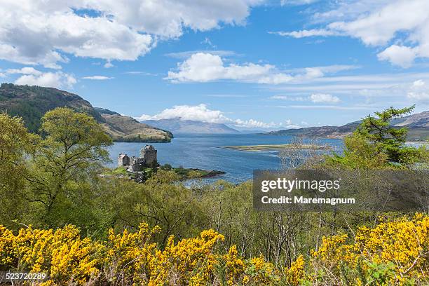 eilean donan castle, on loch duich - eilean donan castle stock-fotos und bilder