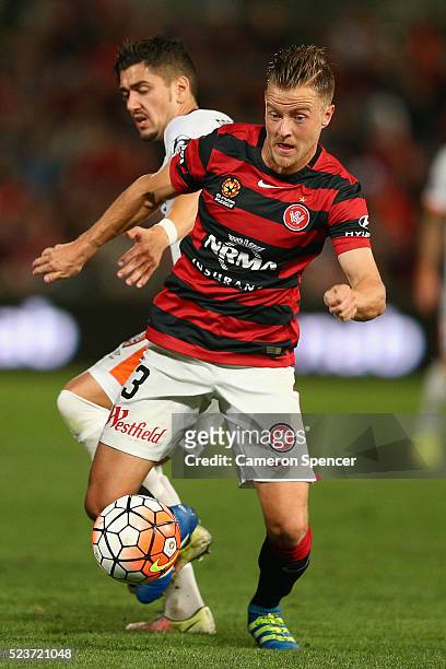 Scott Jamieson of the Wanderers dribbles the ball during the A-League Semi Final match between the Western Sydney Wanderers and the Brisbane Roar at...