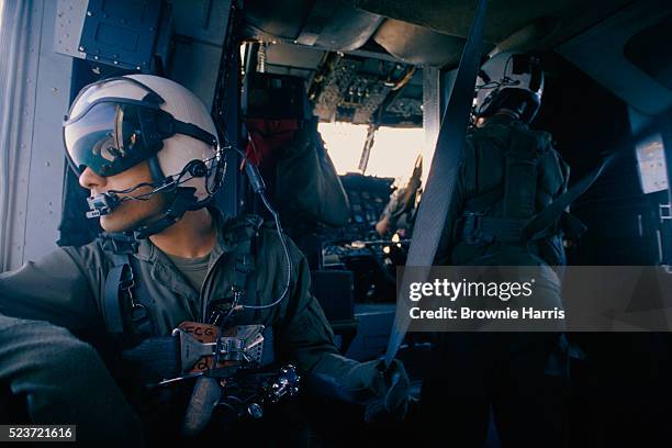 marines aboard helicopter - infantería de marina fotografías e imágenes de stock