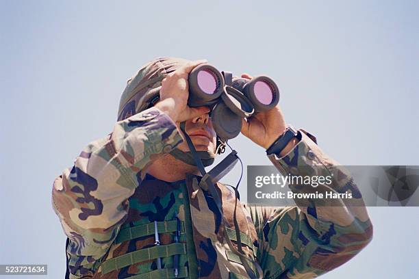 marine looking through binoculars - 軍事基礎訓練キャンプ ストックフォトと画像