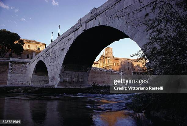 bridge over tiber - river tiber stock pictures, royalty-free photos & images