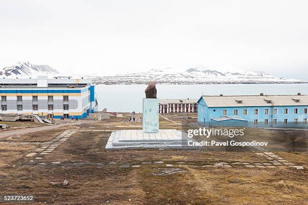 the lenin statue in barentsburg, the second largest settlement on spitsbergen, svalbard archipelago - barentsburg stock pictures, royalty-free photos & images