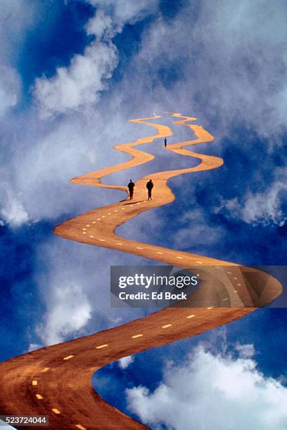 pedestrians encountering fork in the road - encrucijada en el camino fotografías e imágenes de stock