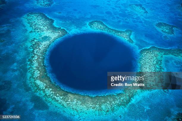 blue hole and lighthouse reef atoll - lighthouse reef fotografías e imágenes de stock