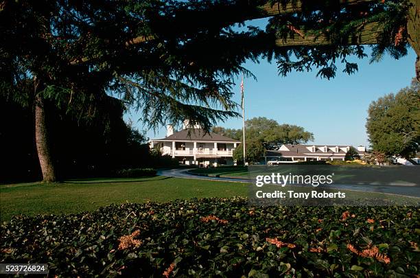 clubhouse at augusta national course - country club stockfoto's en -beelden
