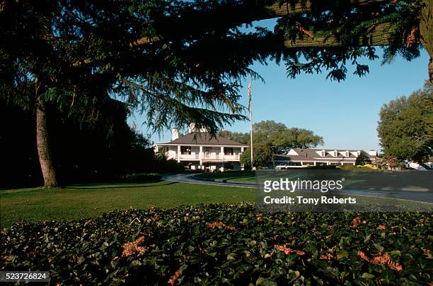 clubhouse at augusta national course - country club stock pictures, royalty-free photos & images