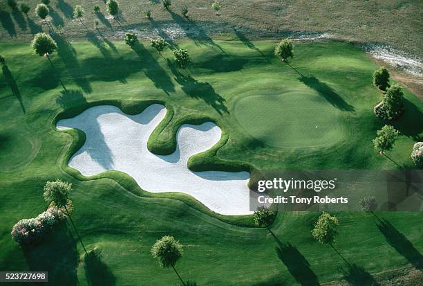 overview of sand trap and green - golfgreen stock pictures, royalty-free photos & images