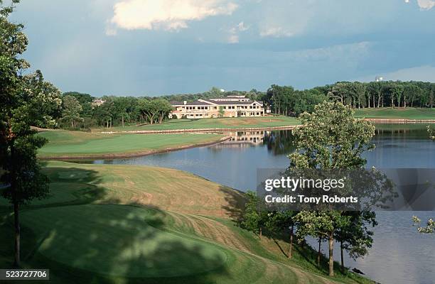 pond and golf clubhouse - country club photos et images de collection