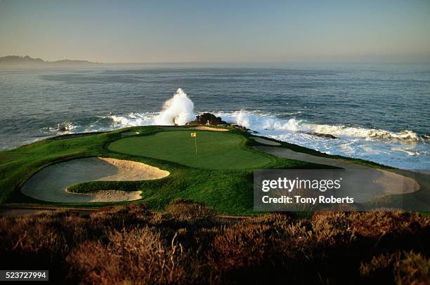 seventh hole at pebble beach - monterey schiereiland stockfoto's en -beelden