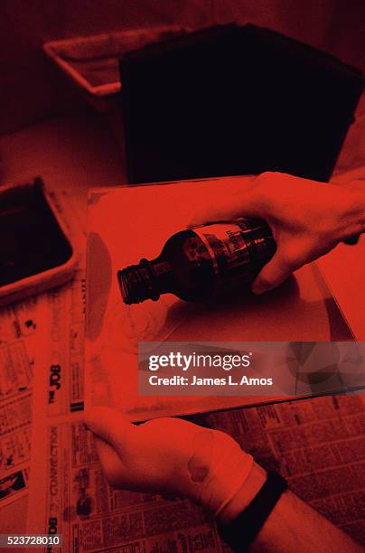 developing photograph in a dark room - darkroom fotografías e imágenes de stock