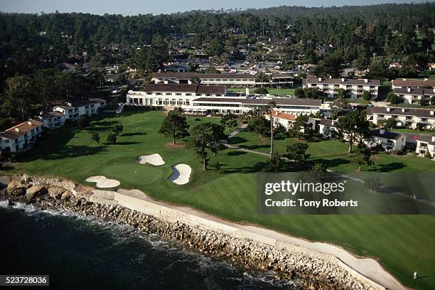 18th hole and lodge at pebble beach - pebble beach california stockfoto's en -beelden