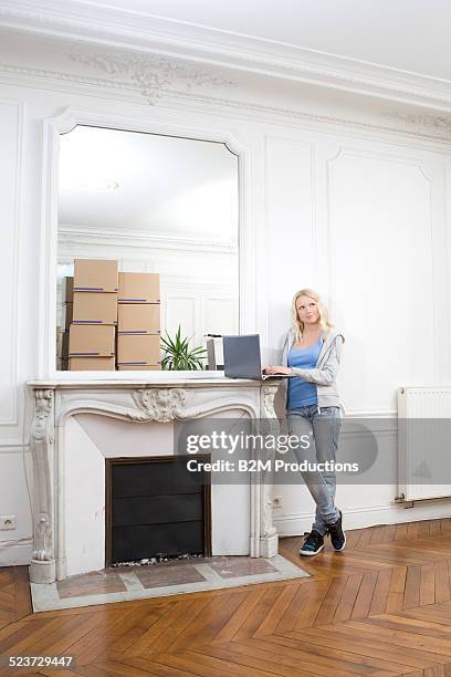 young woman moving house - pantalón decorado fotografías e imágenes de stock