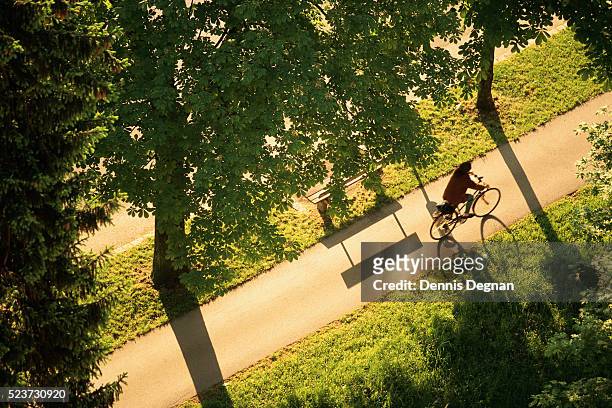 bicycle path along the salzach river - bicycle top view stock-fotos und bilder