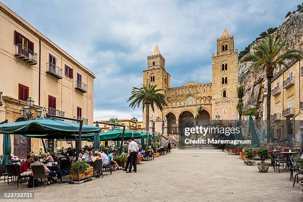 restaurants in piazza duomo - sicily stock pictures, royalty-free photos & images