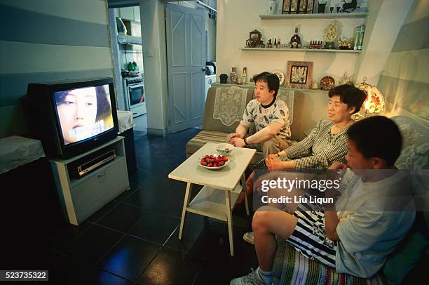 family watching television - 90s tv set stock pictures, royalty-free photos & images