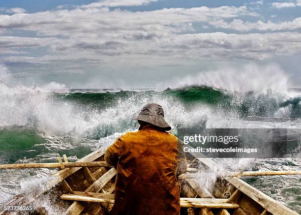 vieil homme et la mer dans une skiff - storm photos et images de collection