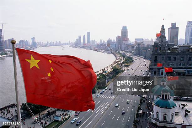 china's flag flying over the bund - china politics 個照片及圖片檔