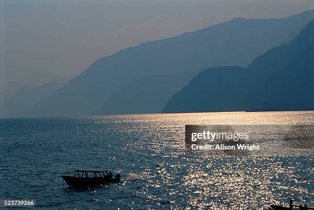 boat on lake atitlán - lake atitlan - fotografias e filmes do acervo