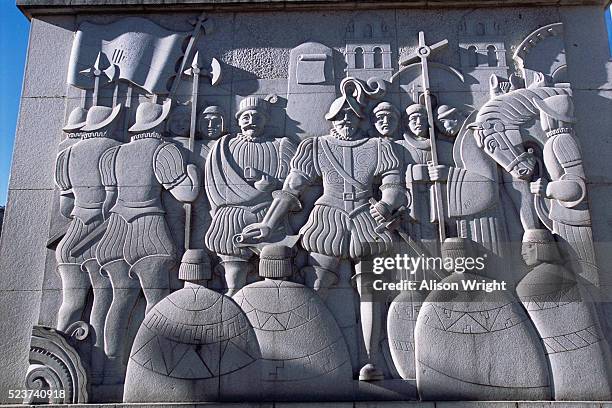 bas-relief sculpture of spanish conquistadors at plaza murillo - inca photos et images de collection