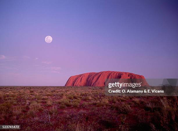 ayers rock at dusk - ayers rock stock-fotos und bilder