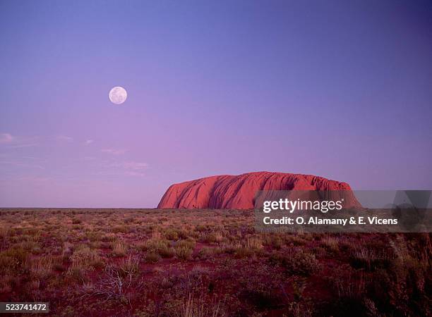 ayers rock at dusk - uluru rock stock pictures, royalty-free photos & images