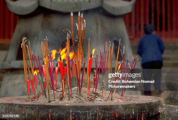 burning candles at temple - tao photos et images de collection