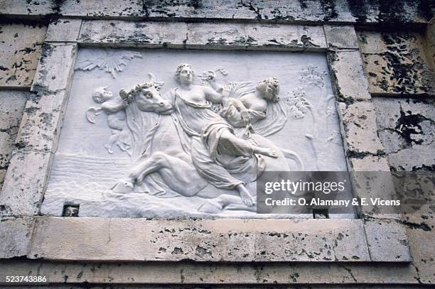 rape of europa wall relief sculpture, barcelona - ontvoering stockfoto's en -beelden