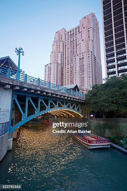 bridge spanning the san antonio river walk at dusk - caminho do rio san antonio - fotografias e filmes do acervo