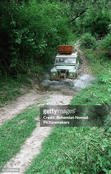 land rover driving through puddle - land rover stock pictures, royalty-free photos & images
