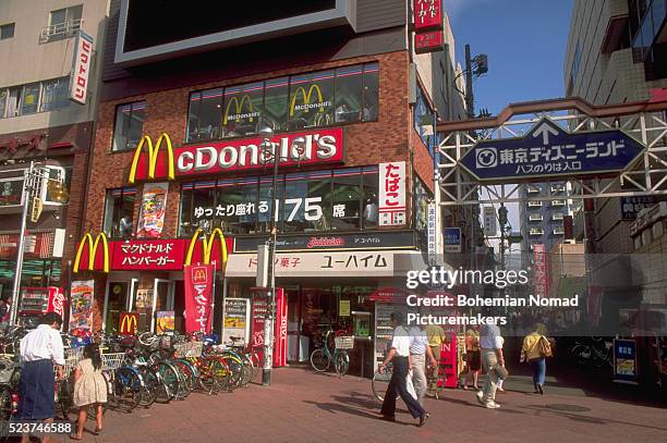 mcdonald's fast food restaurant - mcdonalds restaurants stock pictures, royalty-free photos & images