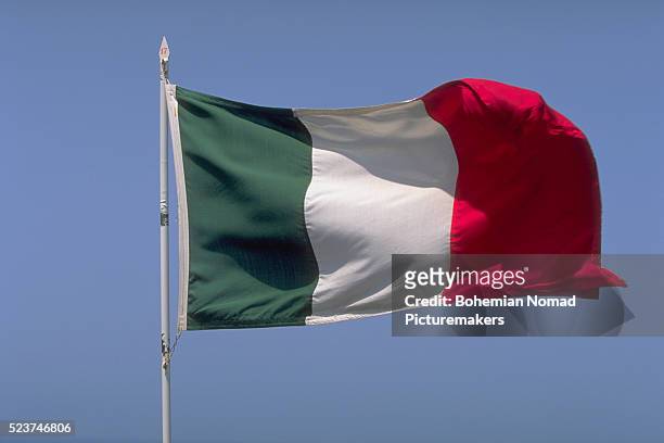 italian flag flapping in the wind - italiaanse vlag stockfoto's en -beelden
