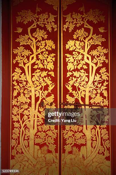 gilt doors to side entrance, wat phra keo - dekorative kunst stock-fotos und bilder