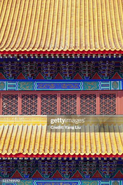 roof of building in forbidden city - chinese window pattern stockfoto's en -beelden