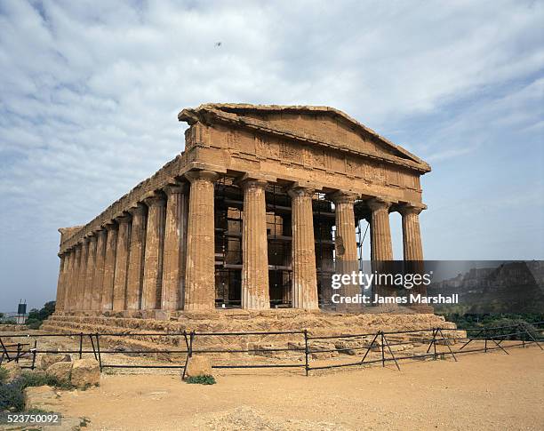 temple in agrigento - agrigento stockfoto's en -beelden