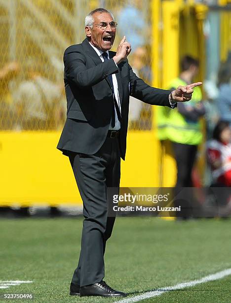 Atalanta BC coach Edy Reja shouts to his players during the Serie A match between Atalanta BC and AC Chievo Verona at Stadio Atleti Azzurri d'Italia...